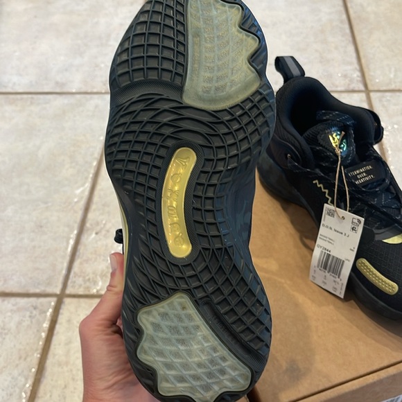 NWT - D.O.N. Issue 3 Basketball sneakers - size 6.5 - black and gold - Picture 8 of 9